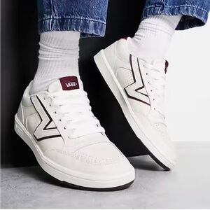 WMNS Vans Lowland ComfyCush ComfyCush outsole Durable leather uppers. Size 8.5